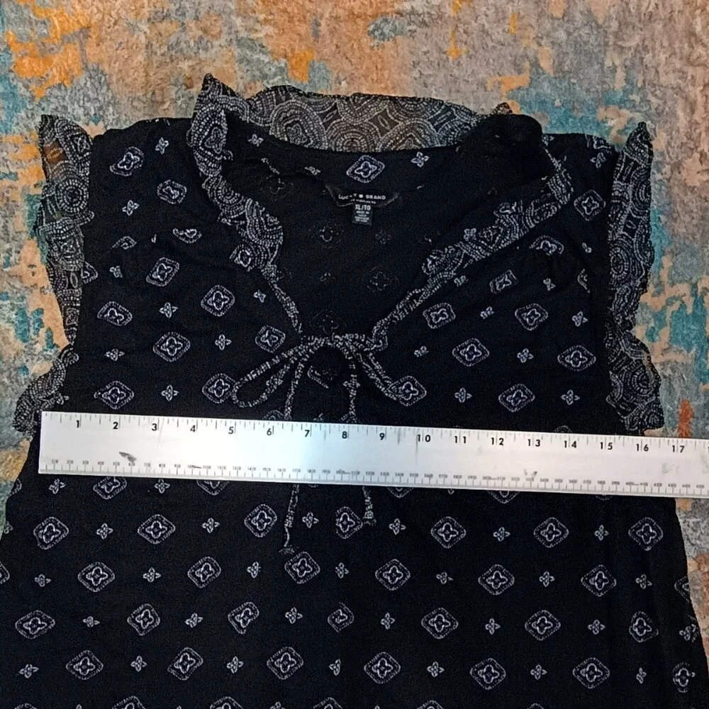 Casual Lucky brand mixed media short, ruffled sleeve and vneck  blouse size L - Picture 7 of 9